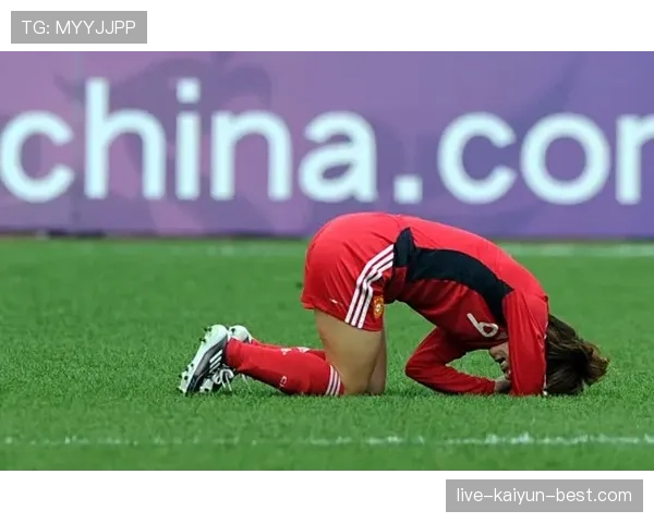 比赛中球员受伤倒地，裁判为何有时不停表？规则拆解