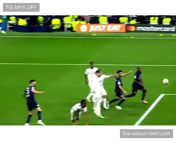 库尔图瓦对阵利物浦与曼城时的极限扑救：顶级门将的反应机制与比赛影响力解析