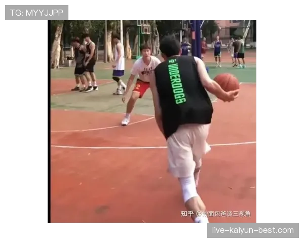 篮球裁判如何依据运球变向规则判定动作是否构成违例行为